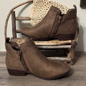 NWOT Mia Kids Little Girl's Flynn Ankle Boots Slip-On Zip Shoes Taupe Size 2